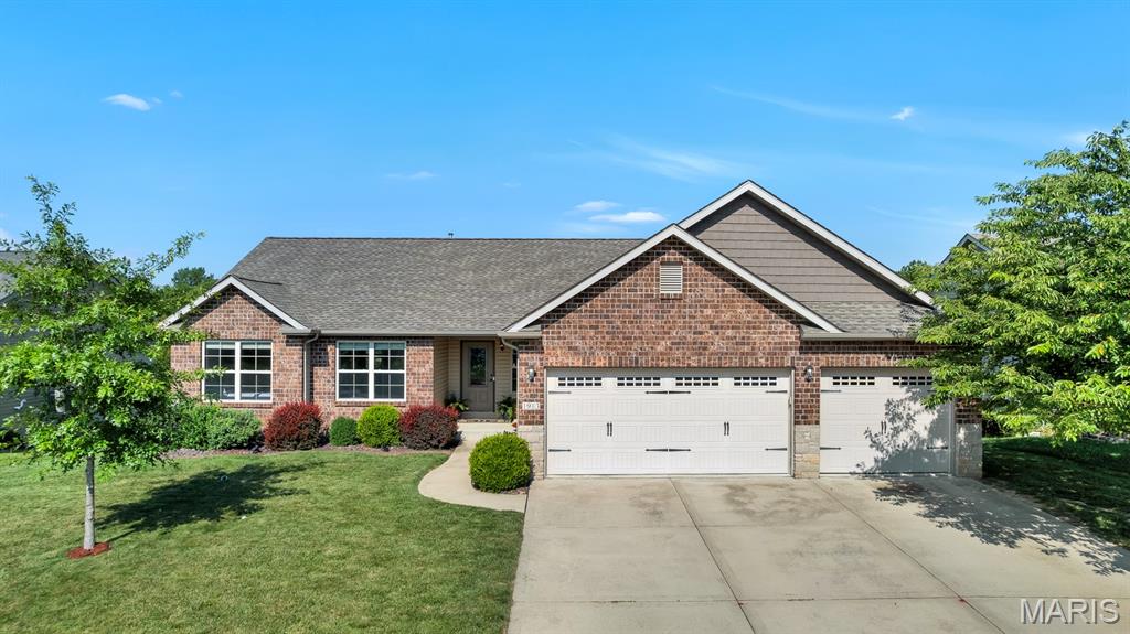 Homes for sale in Maryville, IL | 1913 Crimson Oak Dr, Maryville, IL 62062 | MLS# MIS26041856