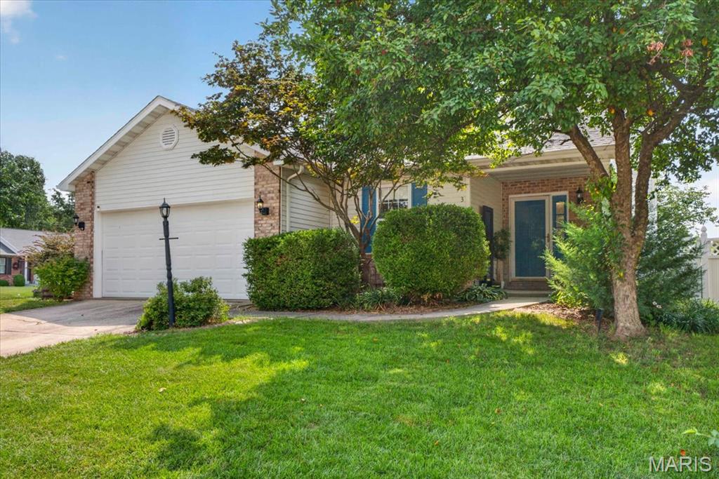 2nd image of 3 Huntington Pl Dr, Glen Carbon, IL 62034 | MLS# MIS26041892