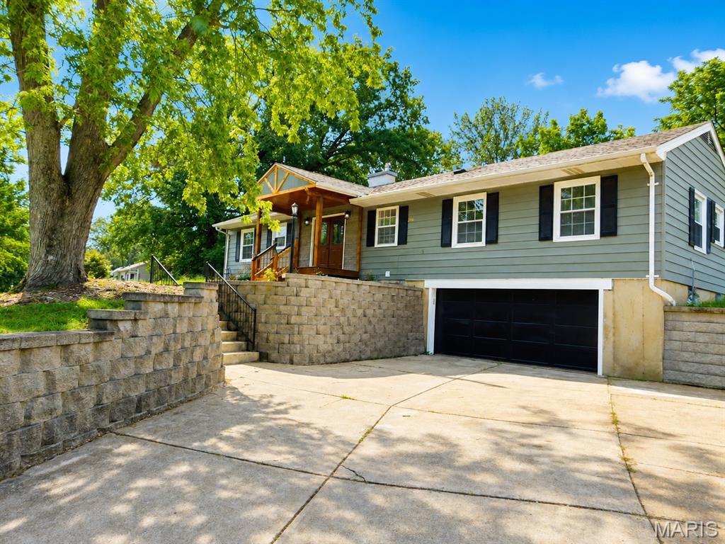 2nd image of 216 Hillsdale Dr, Ballwin, MO 63011 | MLS# MIS26042659