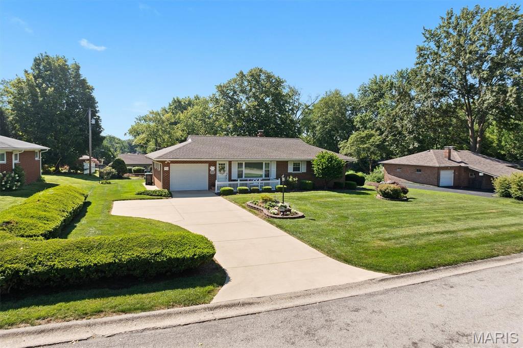 3rd image of 112 Cresthaven Dr, Belleville, IL 62221 | MLS# MIS26042832