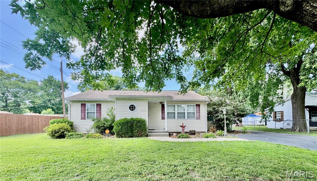 Homes for sale in Fairview Heights, IL | 5513 Pontiac Dr, Fairview Heights, IL 62208 | MLS# MIS26043430