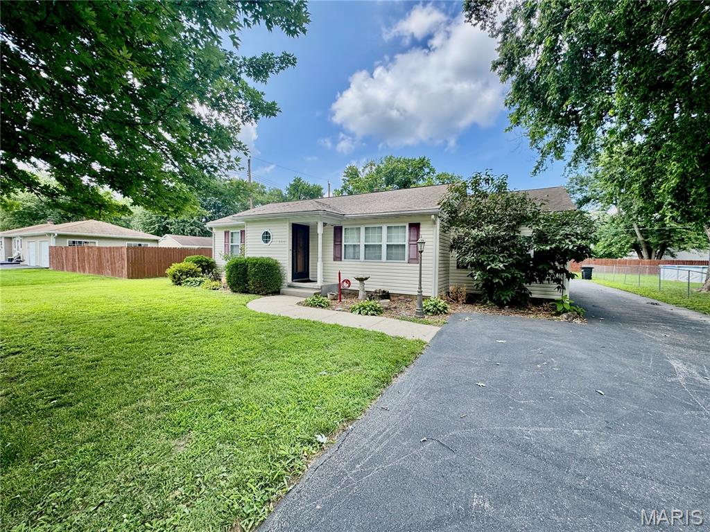 Homes for sale in Fairview Heights, IL | 5513 Pontiac Dr, Fairview Heights, IL 62208 | MLS# MIS26043430
