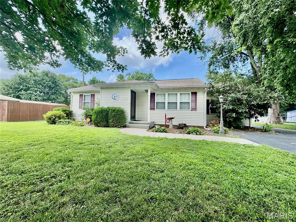 Homes for sale in Fairview Heights, IL | 5513 Pontiac Dr, Fairview Heights, IL 62208 | MLS# MIS26043430
