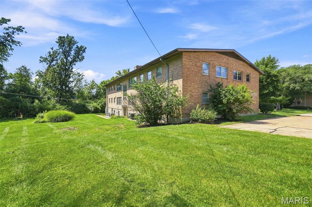 2nd image of 4 Delcrest Ct, Saint Louis, MO 63124