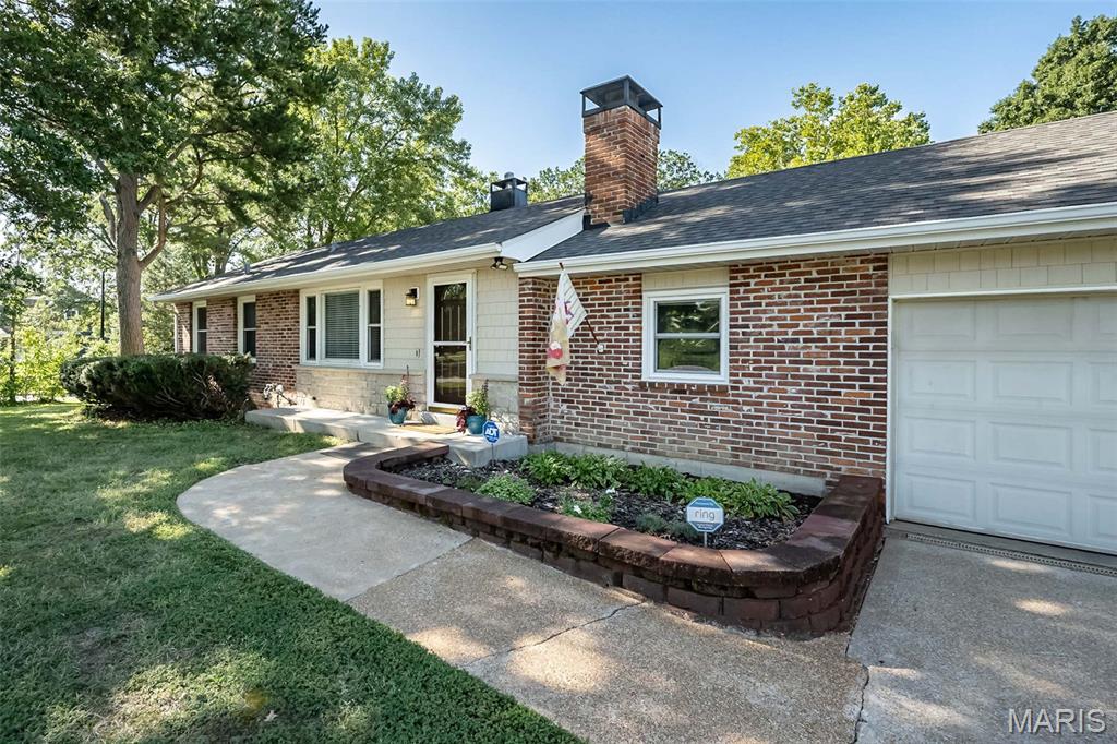 2nd image of 304 Essen Ln, Ballwin, MO 63021 | MLS# MIS26043867