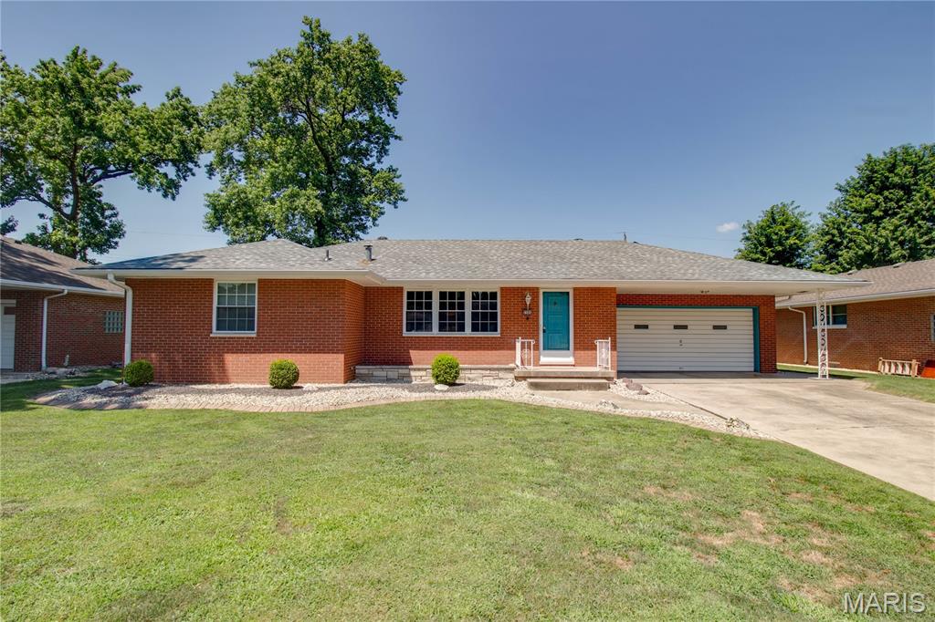 Homes for sale in Godfrey, IL | 5506 Ladue Dr, Godfrey, IL 62035 | MLS# MIS26044030