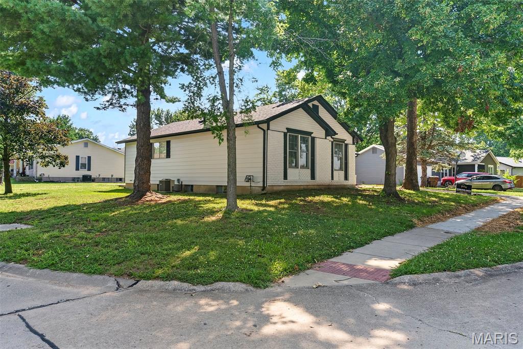 2nd image of 231 Laurelwood Dr, Saint Peters, MO 63376 | MLS# MIS26044600