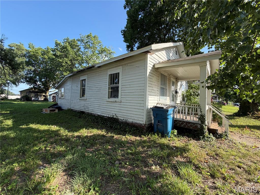 Homes for sale in East Alton, IL | 136 Illinois St, East Alton, IL 62024 | MLS# MIS26044601