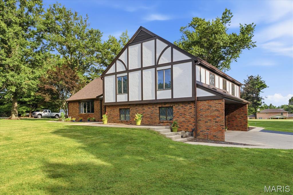Homes for sale in Shiloh, IL | 10 Brighton Dr, Shiloh, IL 62221 | MLS# MIS26045015