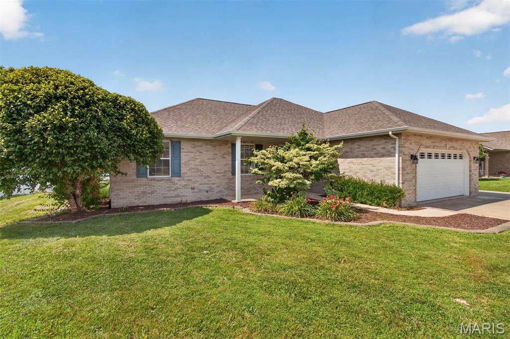 Homes for sale in Highland, IL | 70 Bridgewater Ln, Highland, IL 62249 | MLS# MIS26045122