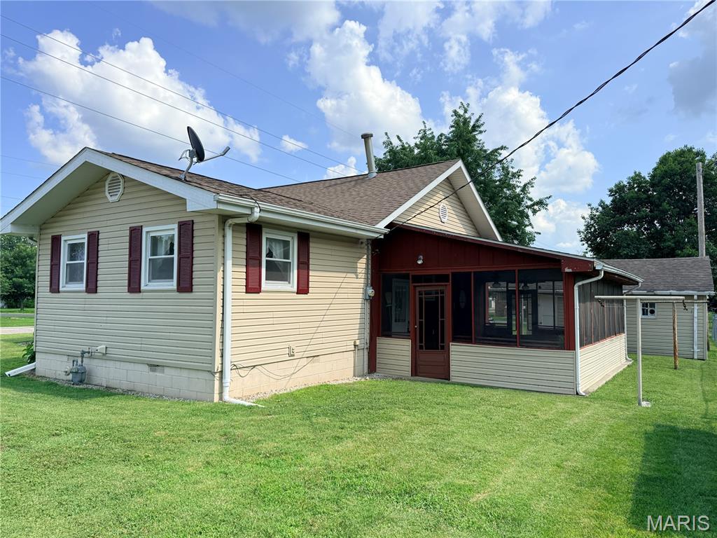 Homes for sale in Gillespie, IL | 908 Staunton Rd Rd, Gillespie, IL 62033 | MLS# MIS26045439