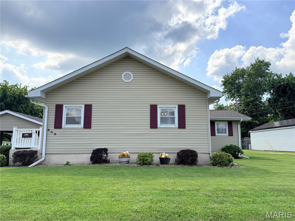 Homes for sale in Gillespie, IL | 908 Staunton Rd Rd, Gillespie, IL 62033 | MLS# MIS26045439