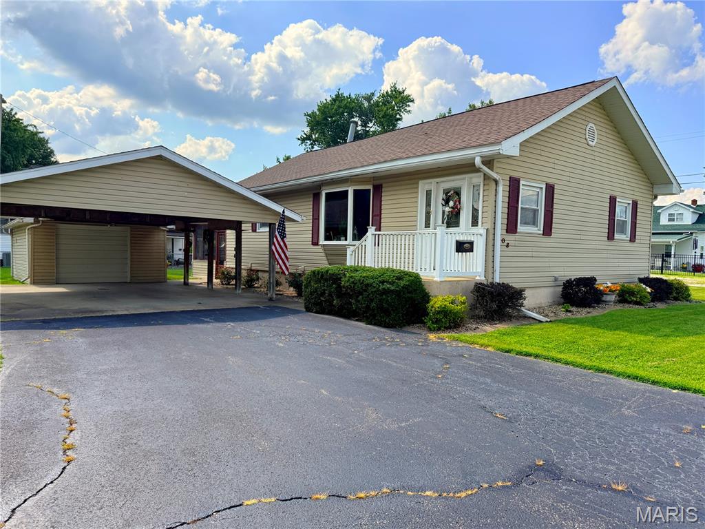 Homes for sale in Gillespie, IL | 908 Staunton Rd Rd, Gillespie, IL 62033 | MLS# MIS26045439