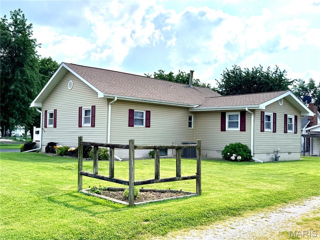 Homes for sale in Gillespie, IL | 908 Staunton Rd Rd, Gillespie, IL 62033 | MLS# MIS26045439