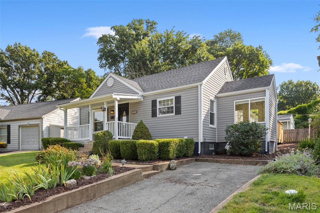 2nd image of 960 Curwood Dr, Saint Louis, MO 63126 | MLS# MIS26045659