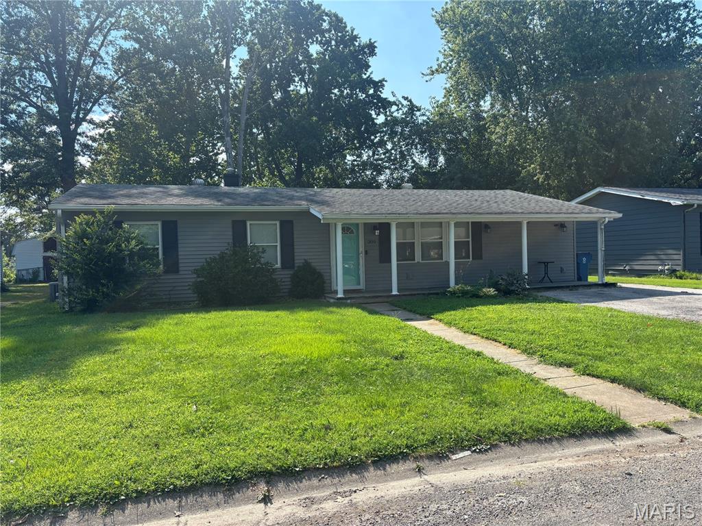 Homes for sale in Centralia, IL | 300 Janet Dr, Centralia, IL 62801 | MLS# MIS26045821