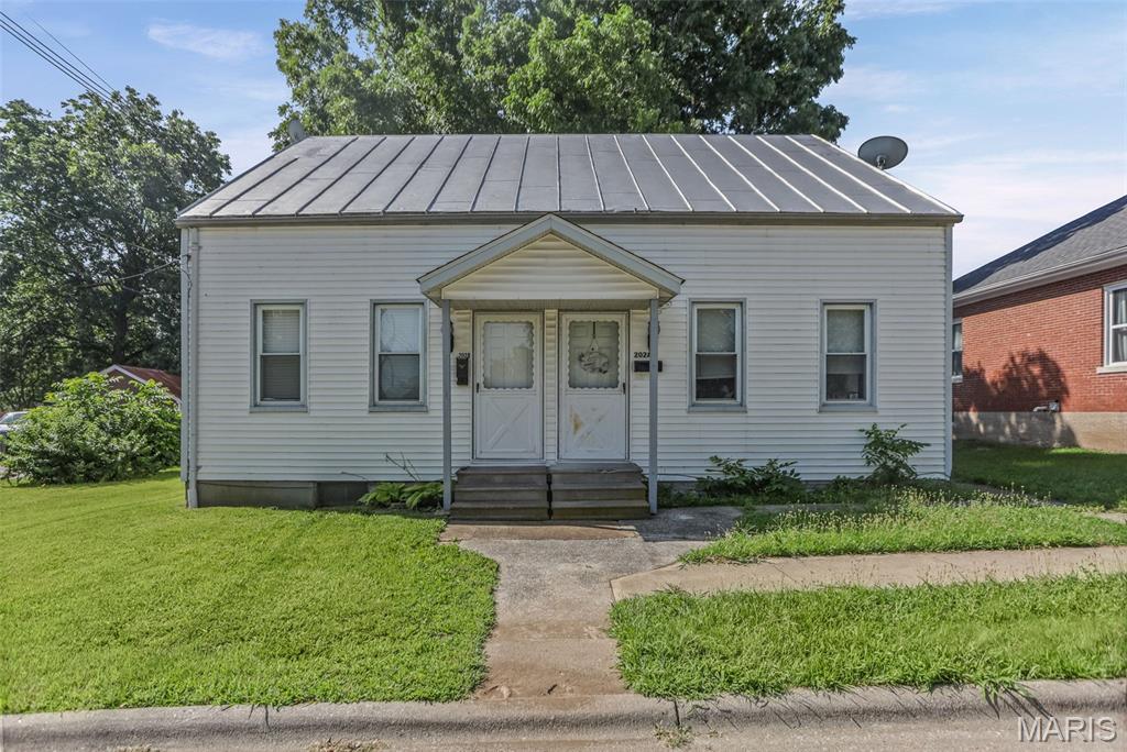 Homes for sale in Waterloo, IL | 202 E 1St St, Waterloo, IL 62298 | MLS# MIS26045822
