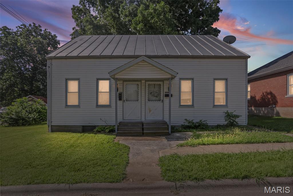 Homes for sale in Waterloo, IL | 202 E 1st St, Waterloo, IL 62298 | MLS# MIS26045822