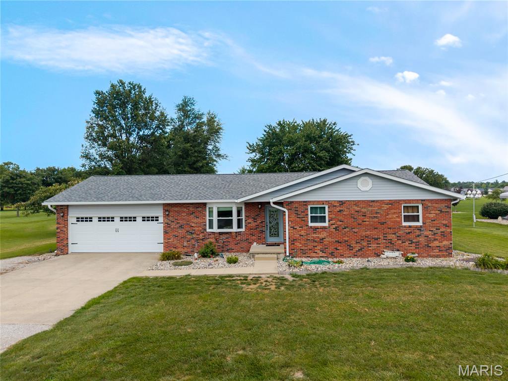 Homes for sale in Highland, IL | 12941 Daiber Rd, Highland, IL 62249 | MLS# MIS26045848