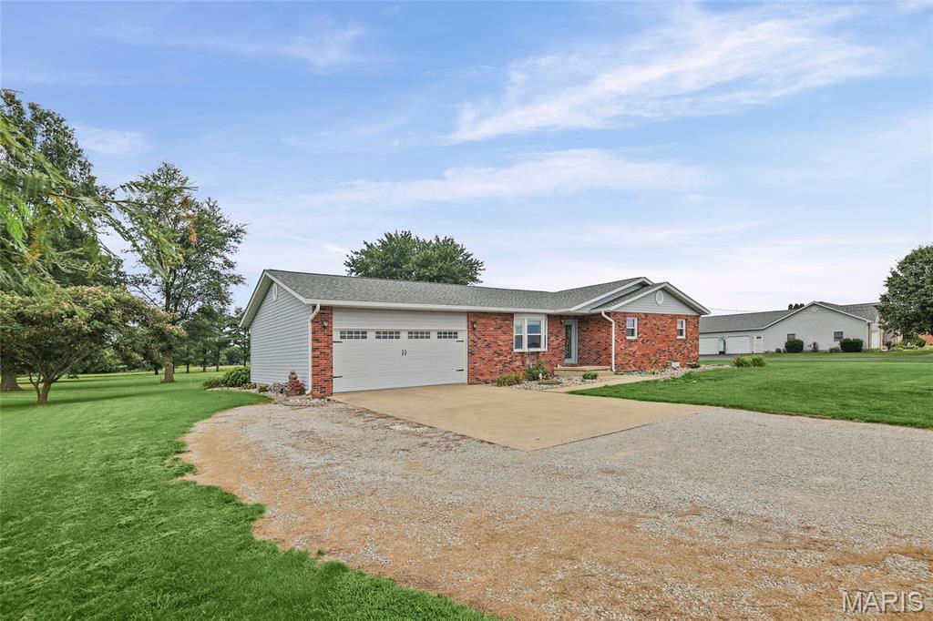 Homes for sale in Highland, IL | 12941 Daiber Rd, Highland, IL 62249 | MLS# MIS26045848