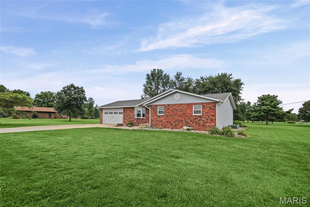 Homes for sale in Highland, IL | 12941 Daiber Rd, Highland, IL 62249 | MLS# MIS26045848