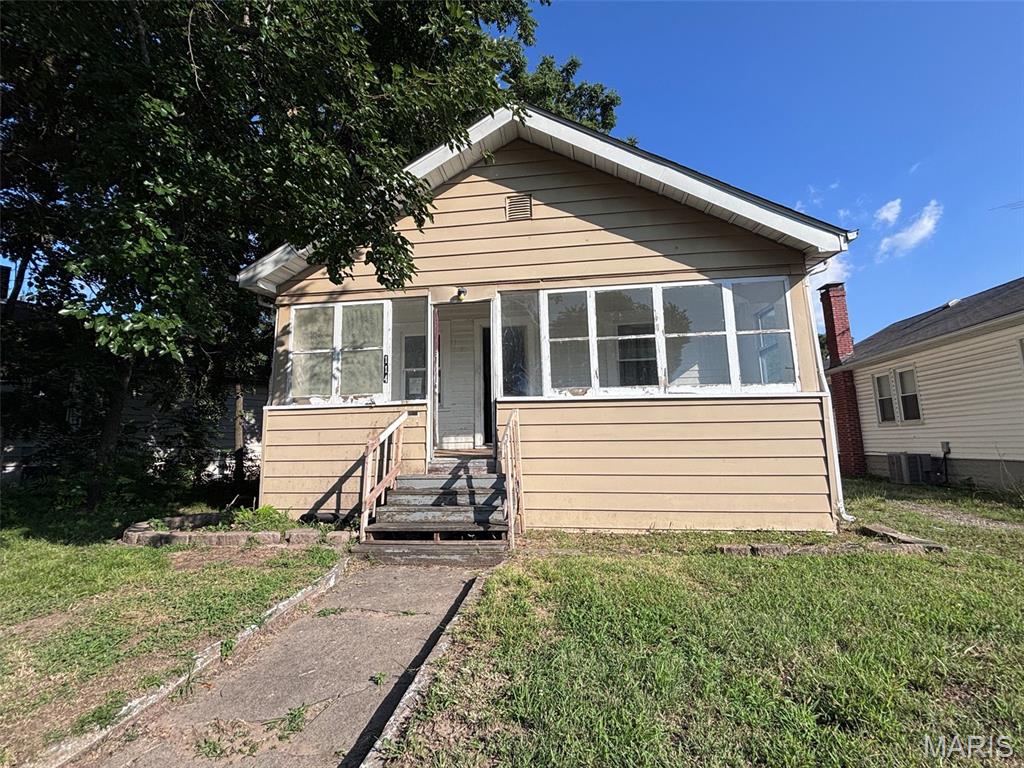 Homes for sale in East Alton, IL | 114 Grand Ave, East Alton, IL 62024 | MLS# MIS26045910