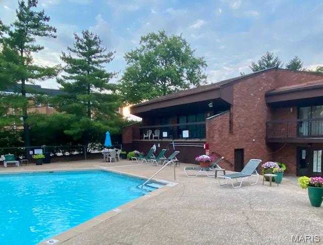 2nd image of 572 Coeur De Royale Dr, Saint Louis, MO 63141