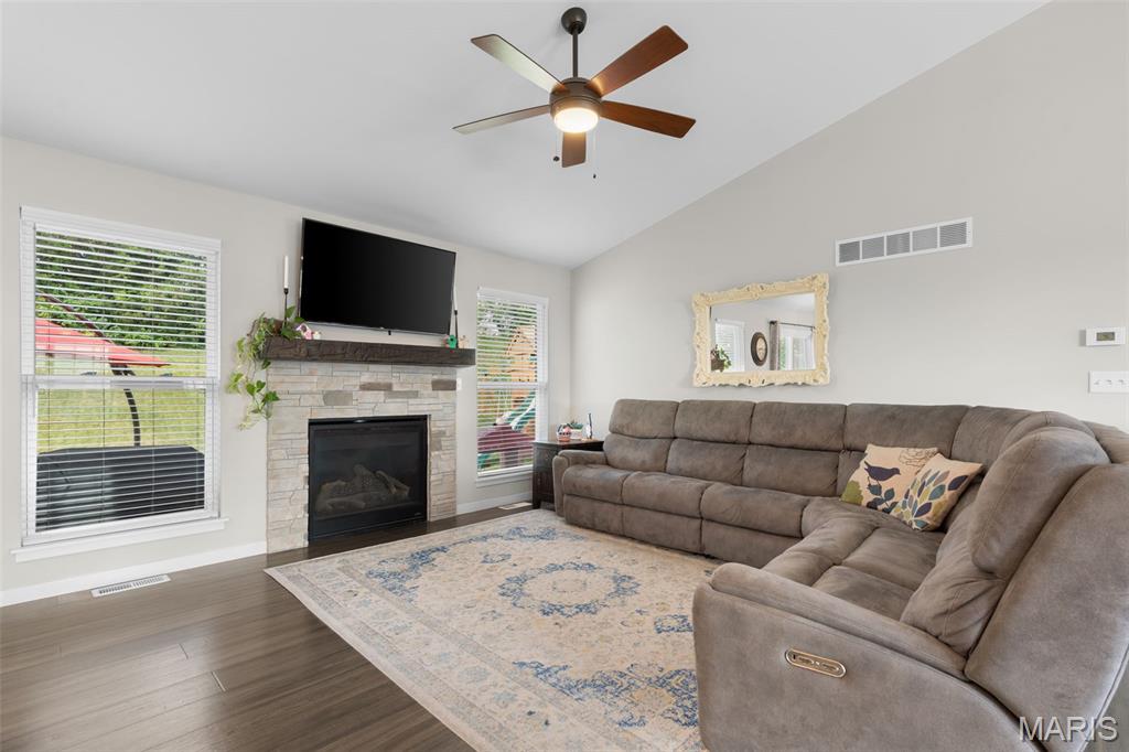 4th image of 2127 Kuenzel Dr, Washington, MO 63090 | MLS# MIS26046112
