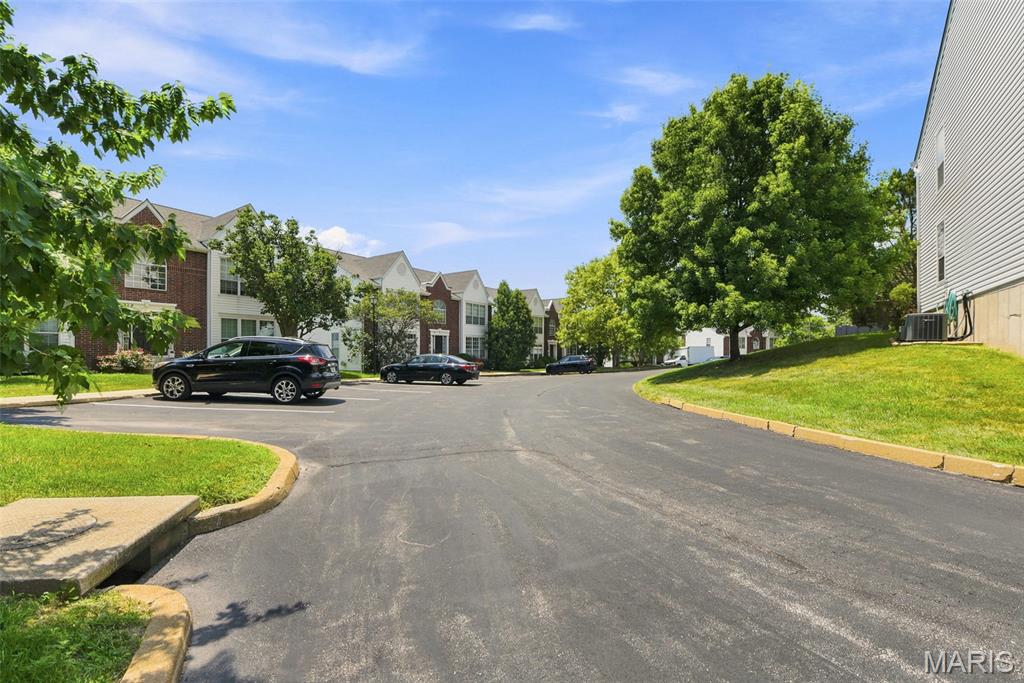 2nd image of 1316 Crossings Ct, Ballwin, MO 63021
