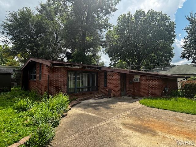 Homes for sale in East Alton, IL | 710 Valley Dr, East Alton, IL 62024 | MLS# MIS26046174