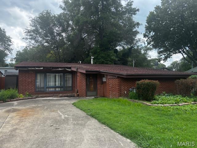 Homes for sale in East Alton, IL | 710 Valley Dr, East Alton, IL 62024 | MLS# MIS26046174