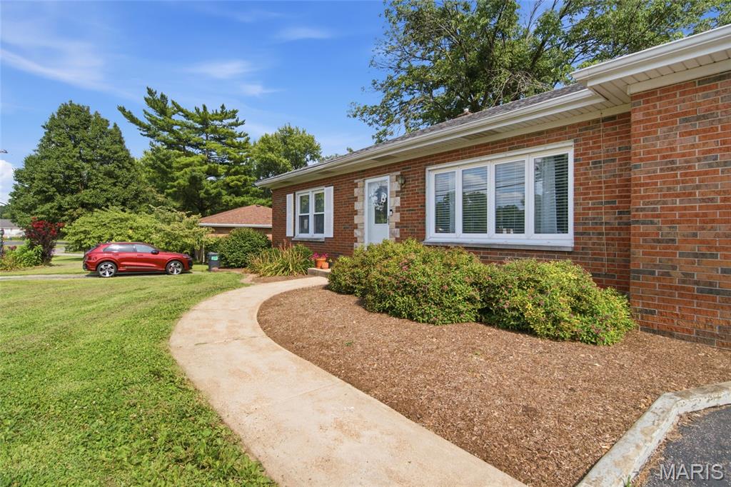 Homes for sale in Fairview Heights, IL | 14 Circle Dr, Fairview Heights, IL 62208 | MLS# MIS26046212