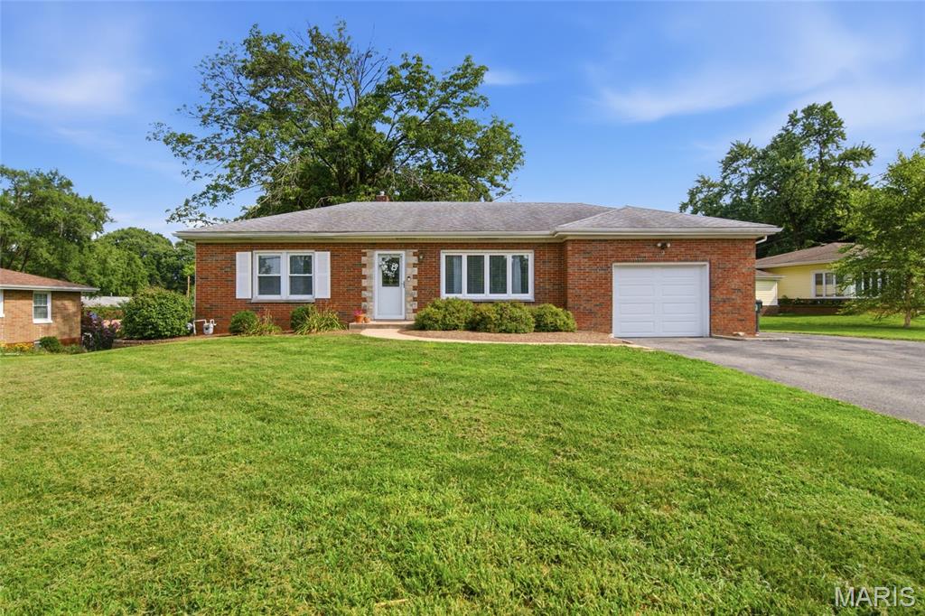 Homes for sale in Fairview Heights, IL | 14 Circle Dr, Fairview Heights, IL 62208 | MLS# MIS26046212
