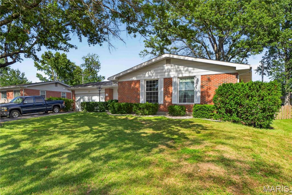 2nd image of 14010 Sunland Dr, Florissant, MO 63034 | MLS# MIS26046256