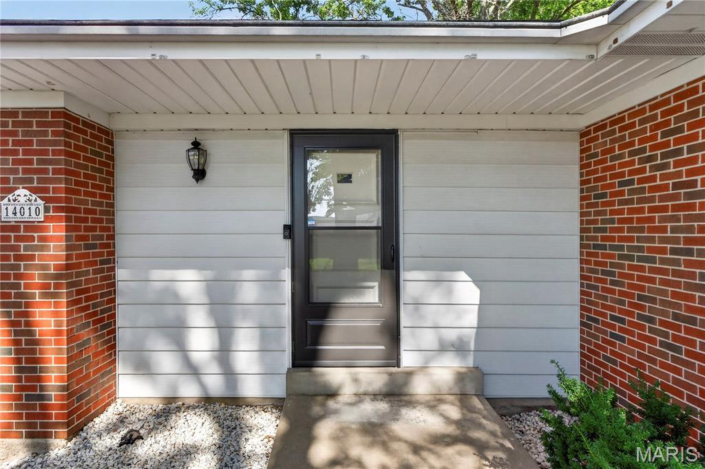 3rd image of 14010 Sunland Dr, Florissant, MO 63034 | MLS# MIS26046256