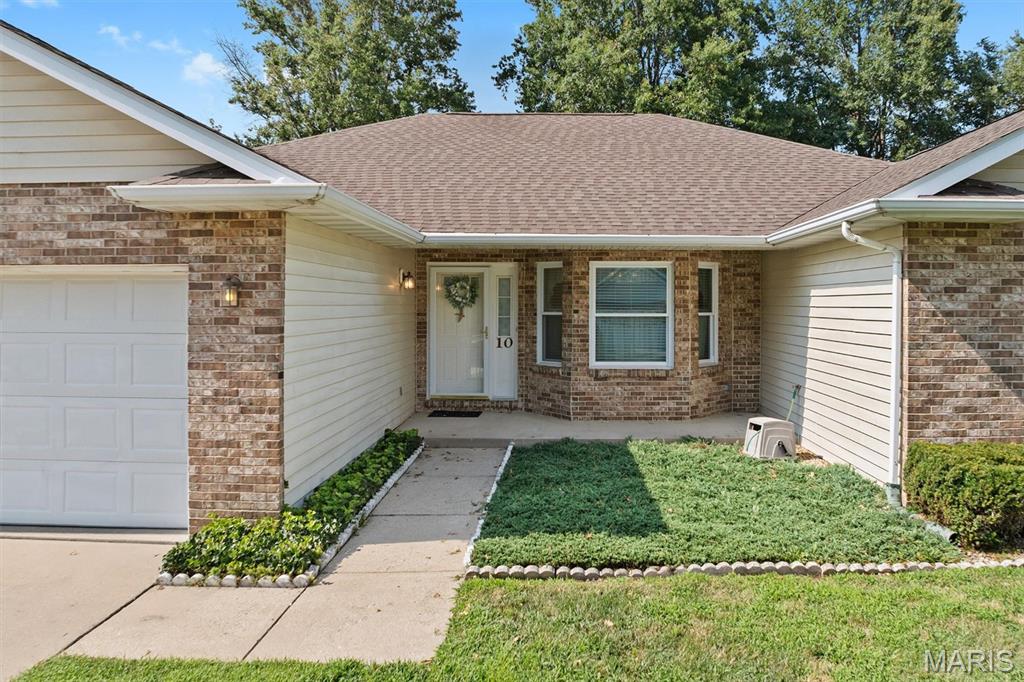 Homes for sale in Mascoutah, IL | 10 Michelle Dr, Mascoutah, IL 62258 | MLS# MIS26046384