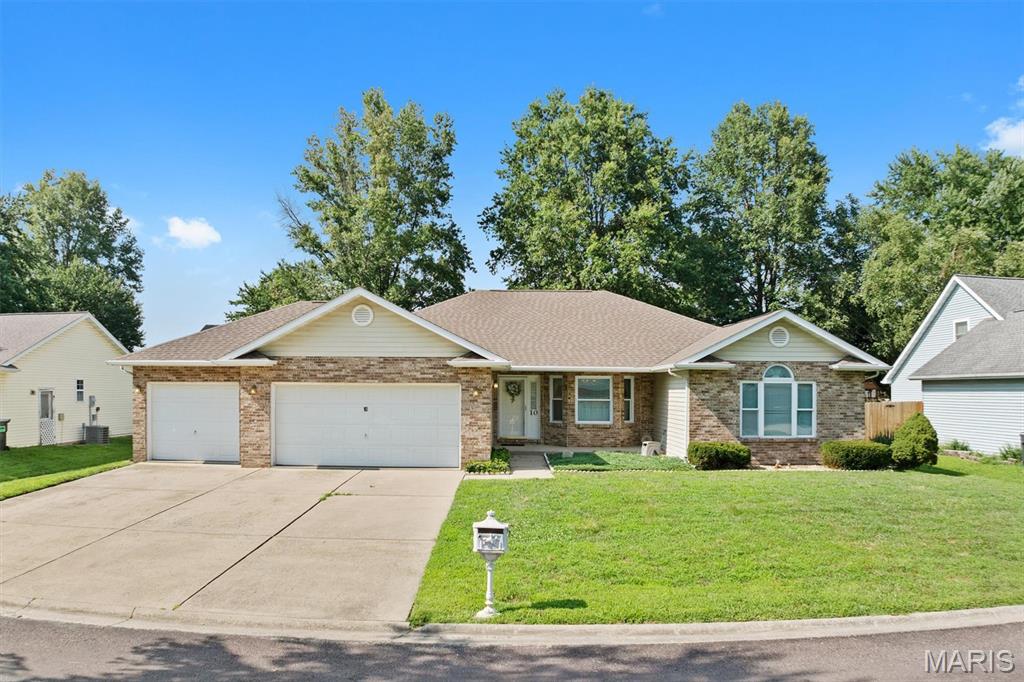 Homes for sale in Mascoutah, IL | 10 Michelle Dr, Mascoutah, IL 62258 | MLS# MIS26046384