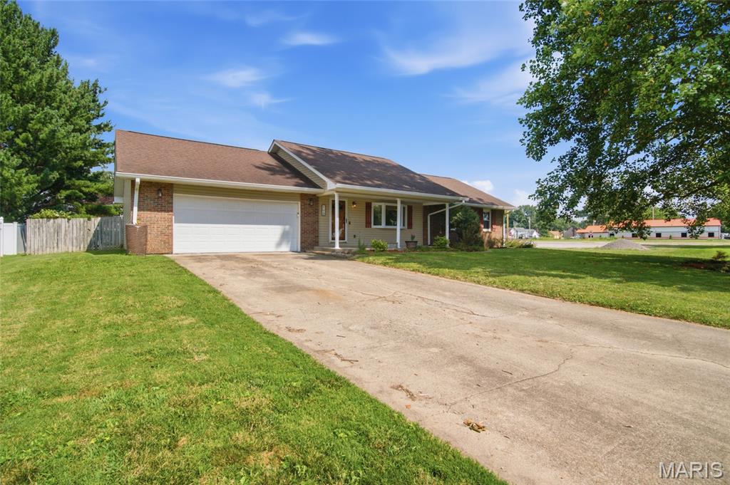 Homes for sale in St Jacob, IL | 102 Irene Dr, St Jacob, IL 62281 | MLS# MIS26046603