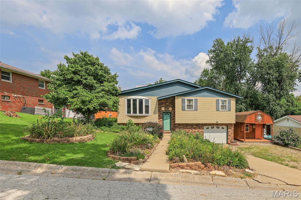 Homes for sale in Godfrey, IL | 4915 Hill Dr, Godfrey, IL 62035 | MLS# MIS26046631