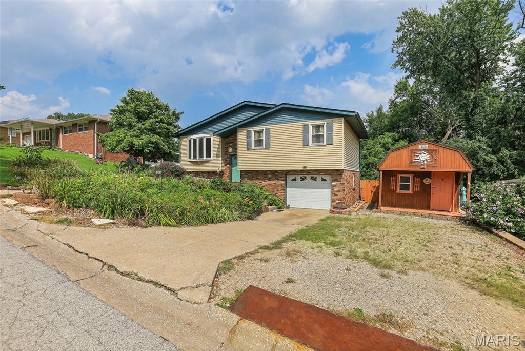 Homes for sale in Godfrey, IL | 4915 Hill Dr, Godfrey, IL 62035 | MLS# MIS26046631