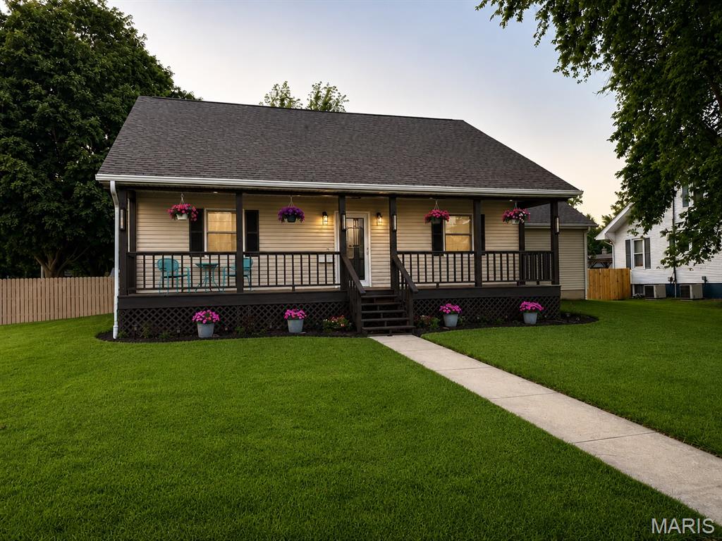 Homes for sale in Gillespie, IL | 105 E Elm St, Gillespie, IL 62033 | MLS# MIS26046659