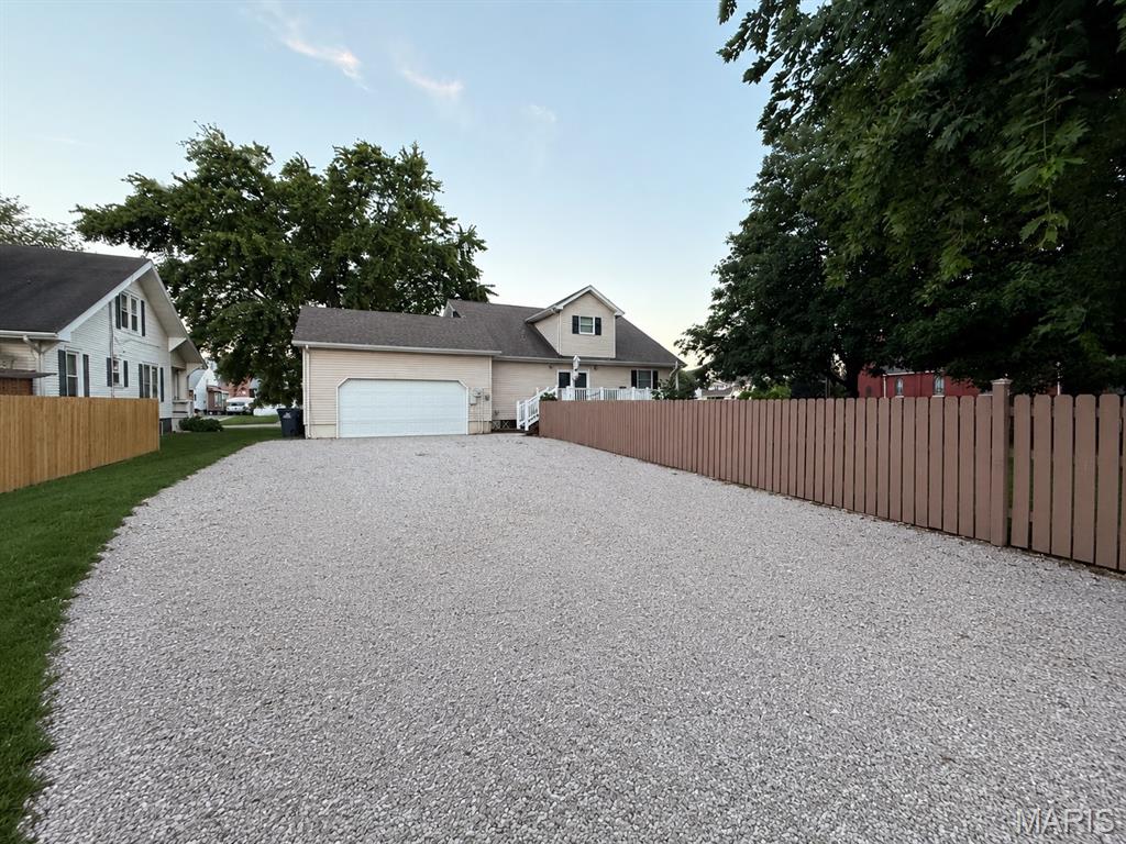 Homes for sale in Gillespie, IL | 105 E Elm St, Gillespie, IL 62033 | MLS# MIS26046659