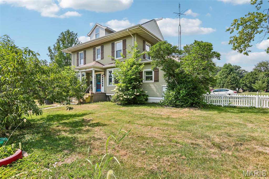 Homes for sale in Hillsboro, IL | 615 W Tremont St, Hillsboro, IL 62049 | MLS# MIS26046755