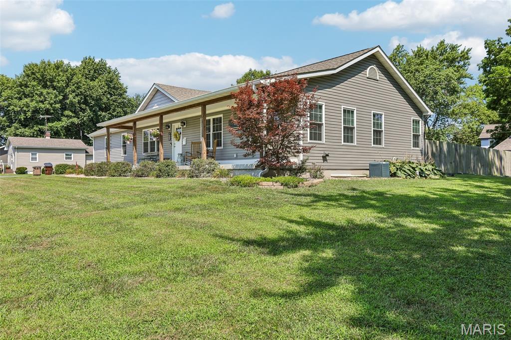 Homes for sale in Gillespie, IL | 411 W Burton St, Gillespie, IL 62033 | MLS# MIS26046756
