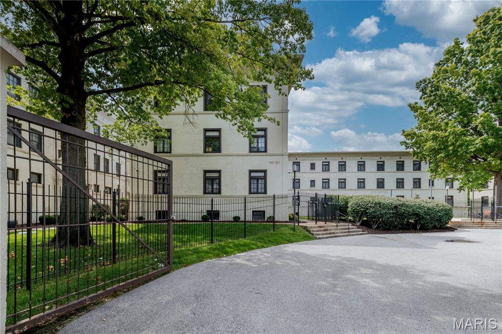 2nd image of 607 Westgate Ave #E, Saint Louis, MO 63130 | MLS# MIS26046800