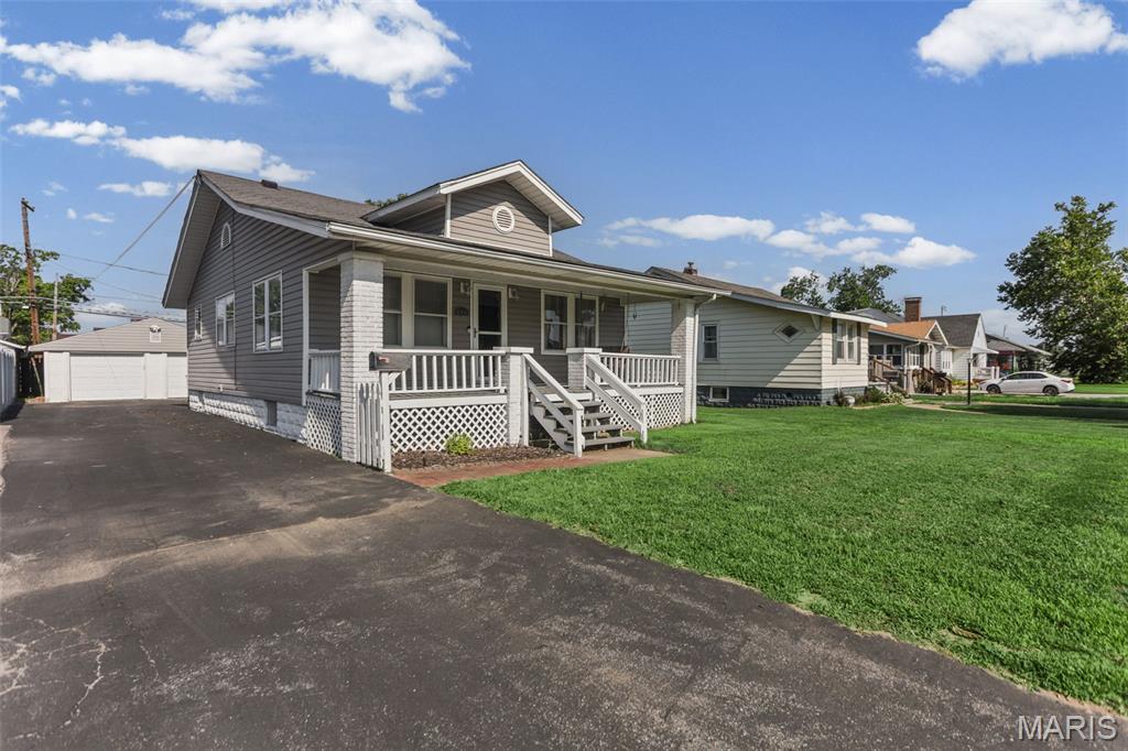 Homes for sale in Wood River, IL | 644 N 1St St, Wood River, IL 62095 | MLS# MIS26046814