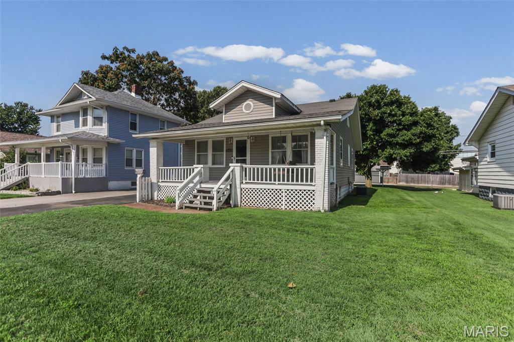 Homes for sale in Wood River, IL | 644 N 1st St, Wood River, IL 62095 | MLS# MIS26046814