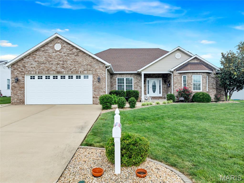 Homes for sale in Waterloo, IL | 401 Briarcliff Dr, Waterloo, IL 62298 | MLS# MIS26046872