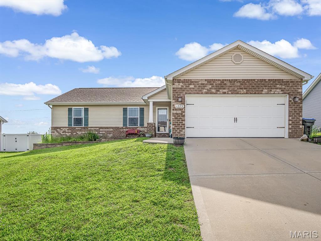 Homes for sale in Waterloo, IL | 1225 Sherwood Ln, Waterloo, IL 62298 | MLS# MIS26046880
