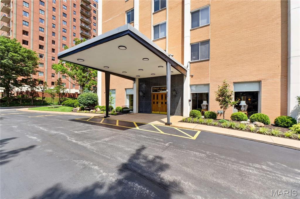 2nd image of 900 S Hanley Rd #4C, Clayton, MO 63105 | MLS# MIS26046910